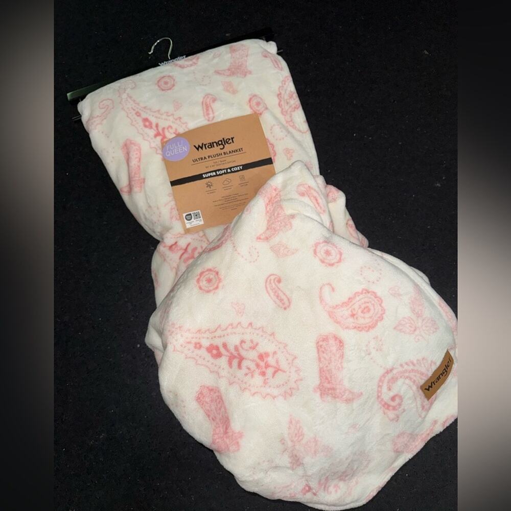 NEW Wrangler Ultra Plush Light Pink Paisley Cowboy Boots Throw Blanket QUEEN